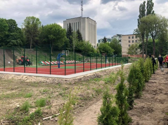 Баскетбольний майданчик поблизу луцького парку готують до відкриття. ФОТО. ВІДЕО