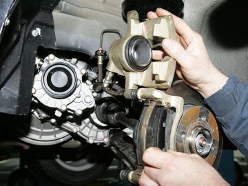 На Рівненщині чоловік загинув, ремонтуючи автівку