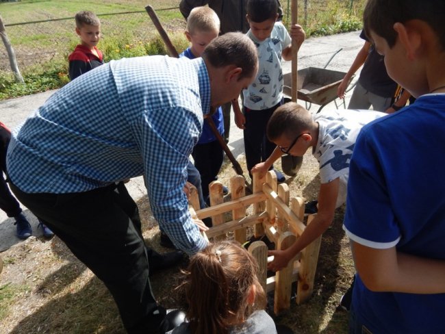 Зростаємо разом: на Волині учні висадили дерева на території школи. ФОТО