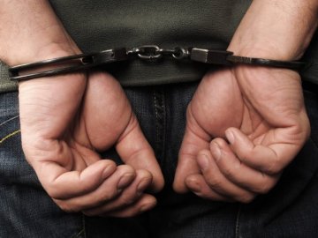 На Волині чоловік вкрав металеві решітки у поліції