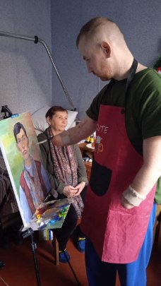 Водить авто та малює картини: ветеран війни втратив обидві руки на війні та почав нове життя у Луцьку