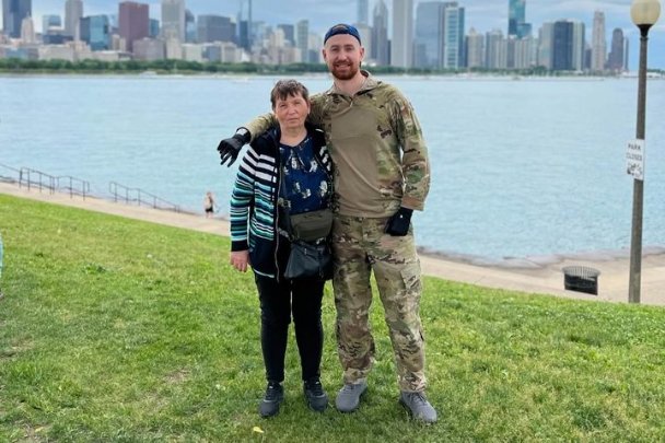 Водить авто та малює картини: ветеран війни втратив обидві руки на війні та почав нове життя у Луцьку