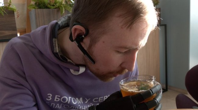 Водить авто та малює картини: ветеран війни втратив обидві руки на війні та почав нове життя у Луцьку