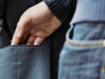 Приліг на лавку: на Волині в чоловіка вкрали телефон, поки той спав