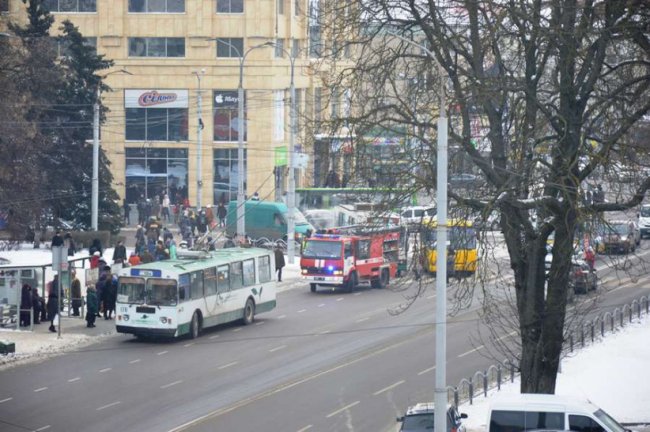 У центрі Луцька горів тролейбус. ФОТО