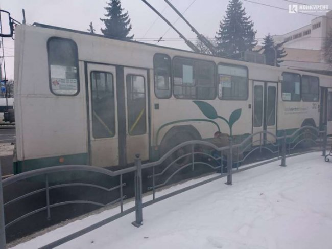 У центрі Луцька горів тролейбус. ФОТО