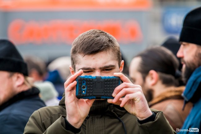 «Силою нашу церкву ніхто не забере»: як у Луцьку прихильники УПЦ (МП) на майдан вийшли. ФОТОРЕПОРТАЖ