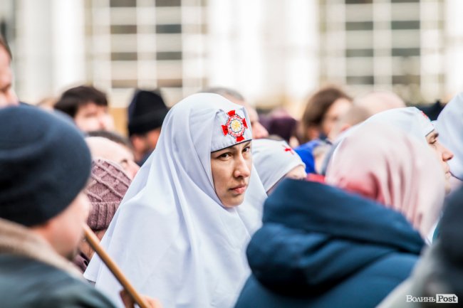 «Силою нашу церкву ніхто не забере»: як у Луцьку прихильники УПЦ (МП) на майдан вийшли. ФОТОРЕПОРТАЖ
