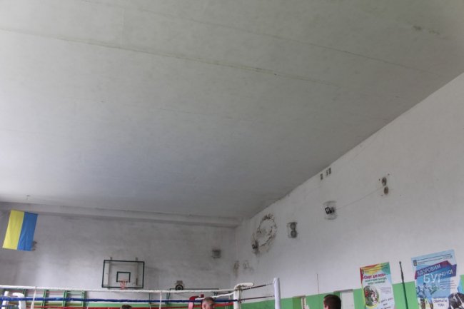 Через дірявий дах може обвалитись стіна школи на Волині. ФОТО