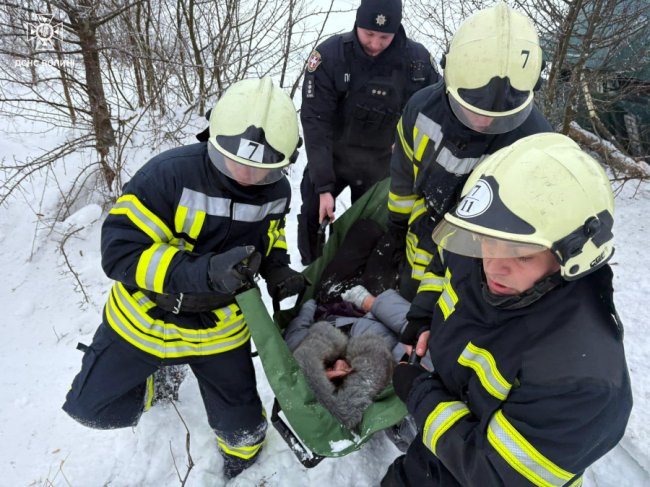 На Волині водійка мікроавтобуса з'їхала в кювет та перекинулася: рятувальники деблокували шістьох людей