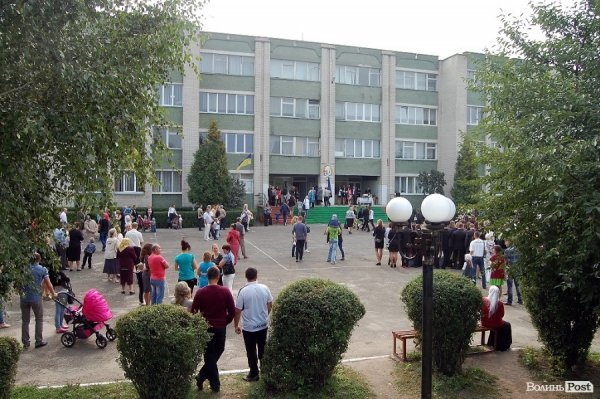 Луцькі депутати Яручик і Ткачук вітали першачків із Днем знань. ФОТО*