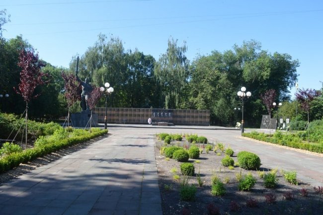 У місті на Волині біля Меморіалу Слави висадили 4 сотні багаторічних квітів, кущів та дерев. ФОТО
