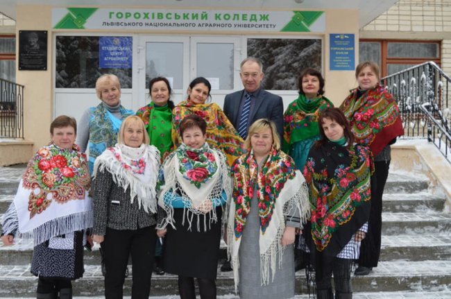 Волинянки приєдналися до флешмобу «Зроби фото з хусткою». ФОТО, ВІДЕО