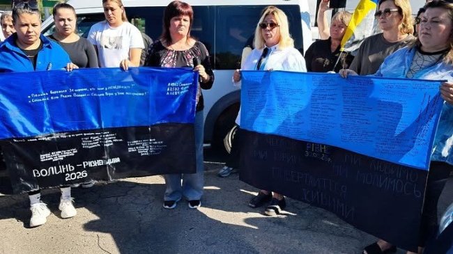 Прапор з іменами полонених та зниклих воїнів передали у музей на Волині