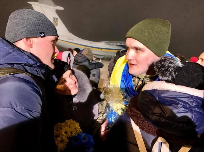 Фото зустрічі звільненого з полону волинянина