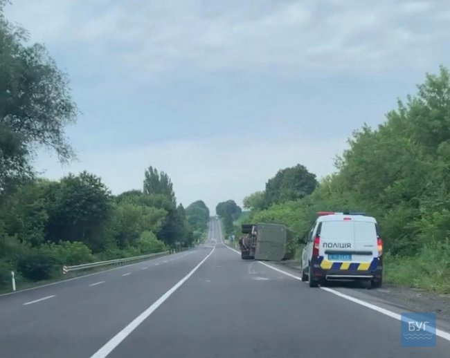 На волинській дорозі перекинулася вантажівка