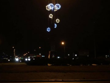 Вітаємо у казці: в’їзд у Луцьк прикрасили новорічною ілюмінацією. ФОТО