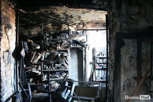 У центрі Луцька згоріла унікальна колекція книг. Власник підозрює підпал. ФОТО