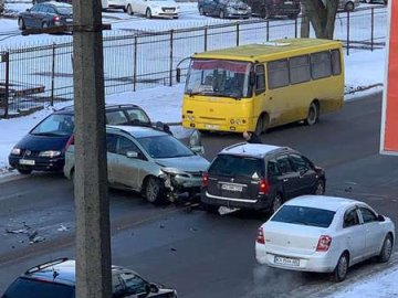 У Луцьку зранку зіткнулися три автівки. ФОТО. ВІДЕО