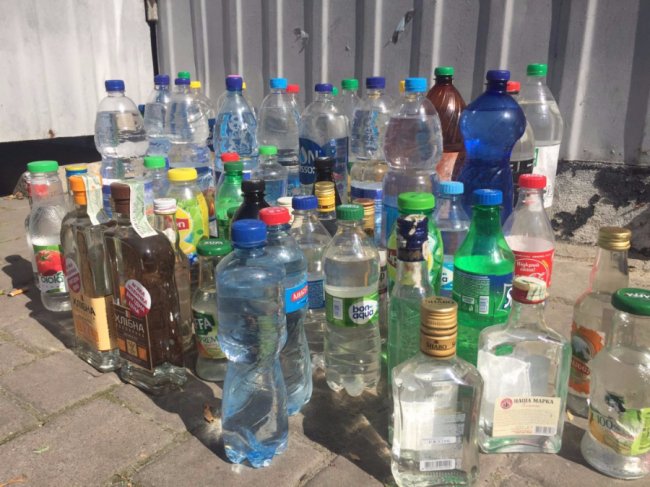 Змішувала, розливала, продавала: лучанка на ринку продавала сурогат