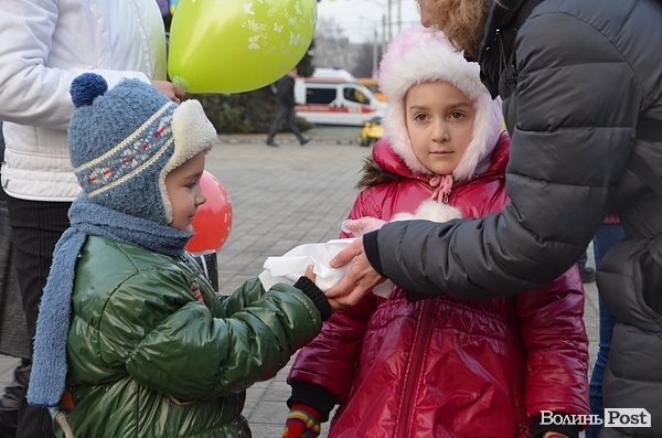 У центрі Луцька дітям роздавали печиво та подарунки. ФОТО