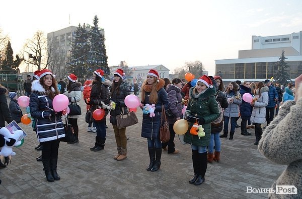 У центрі Луцька дітям роздавали печиво та подарунки. ФОТО
