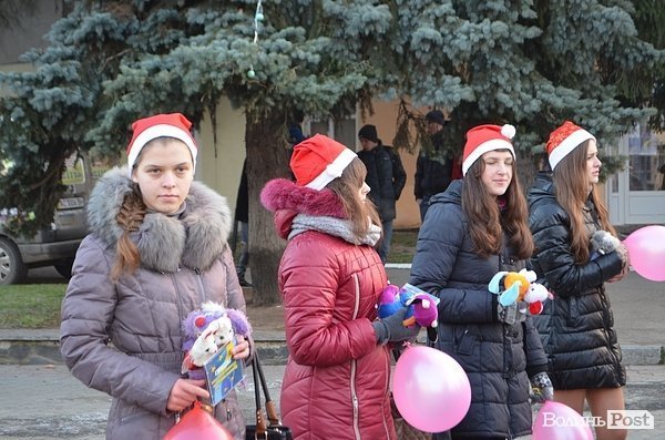 У центрі Луцька дітям роздавали печиво та подарунки. ФОТО