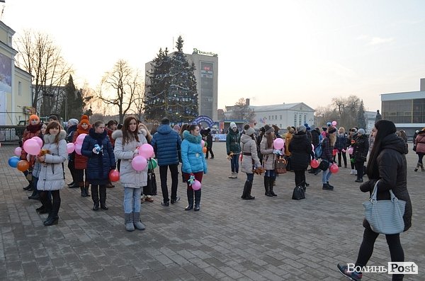 У центрі Луцька дітям роздавали печиво та подарунки. ФОТО