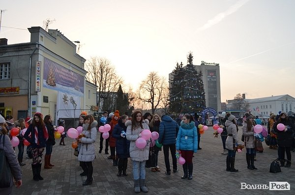 У центрі Луцька дітям роздавали печиво та подарунки. ФОТО