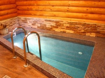 В Рівному чоловік втопився в басейні приватної лазні