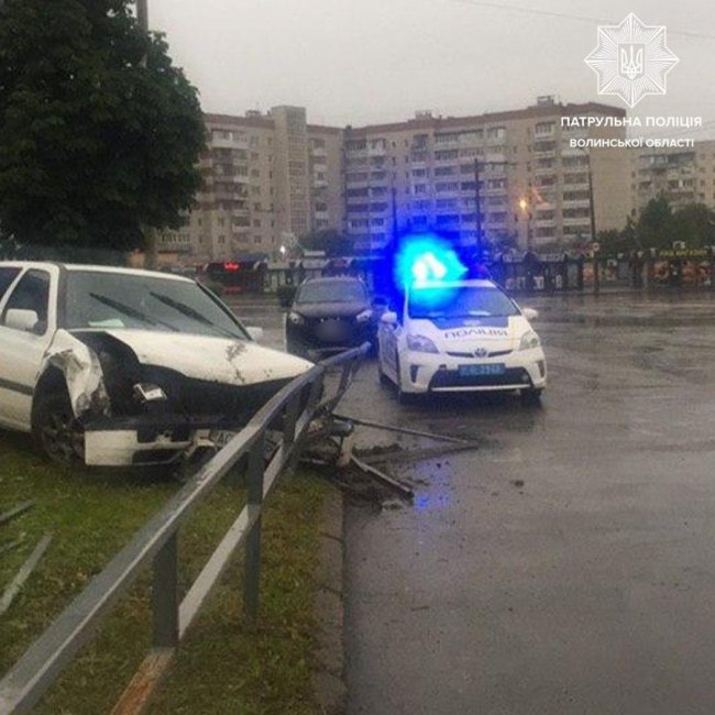 У Луцьку п'яний водій після аварії покинув розтрощену автівку та втік. ФОТО