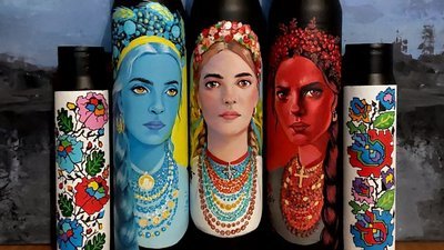 Лучанка розписує тубуси гільзи, ящики малює шеврони і передає гроші для ЗСУ. ВІДЕО