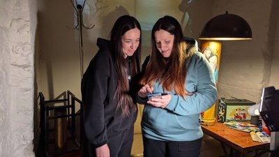 Лучанка розписує тубуси гільзи, ящики малює шеврони і передає гроші для ЗСУ. ВІДЕО