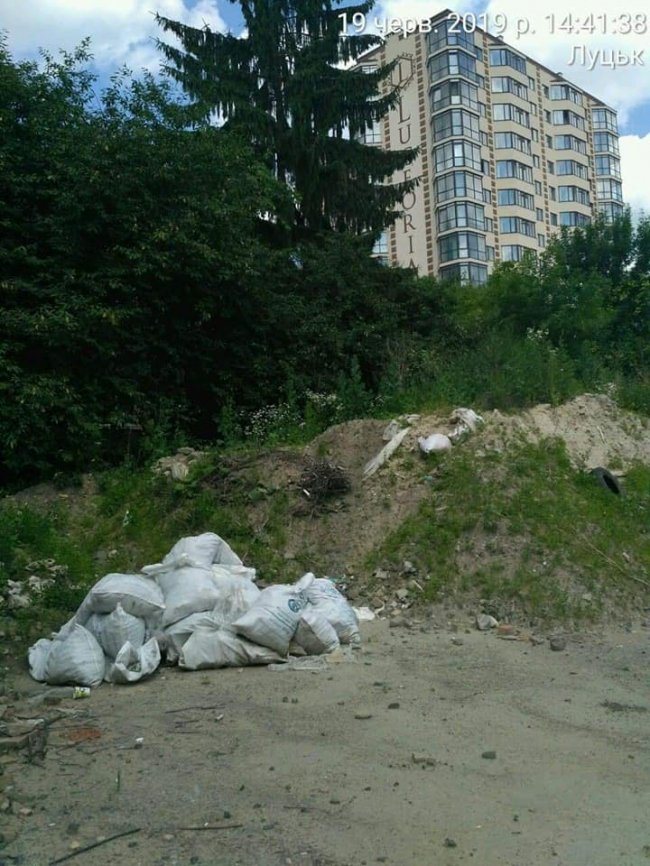 Луцькі муніципали зобов'язали скандального забудовника прибрати за собою сміття