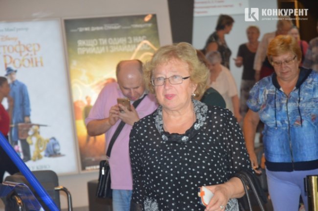 У Луцьку пенсіонерам показували сімейний фільм. ФОТО