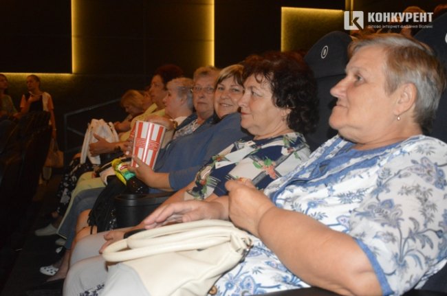 У Луцьку пенсіонерам показували сімейний фільм. ФОТО