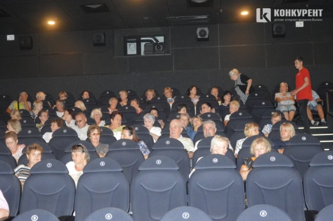 У Луцьку пенсіонерам показували сімейний фільм. ФОТО