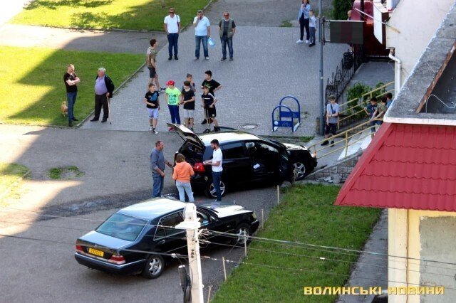 У Луцьку Volkswagen влетів у сходи туристичного магазину. ФОТО