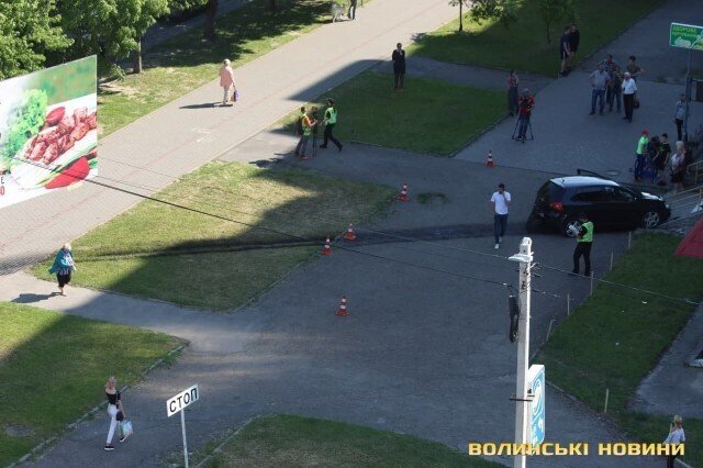 У Луцьку Volkswagen влетів у сходи туристичного магазину. ФОТО