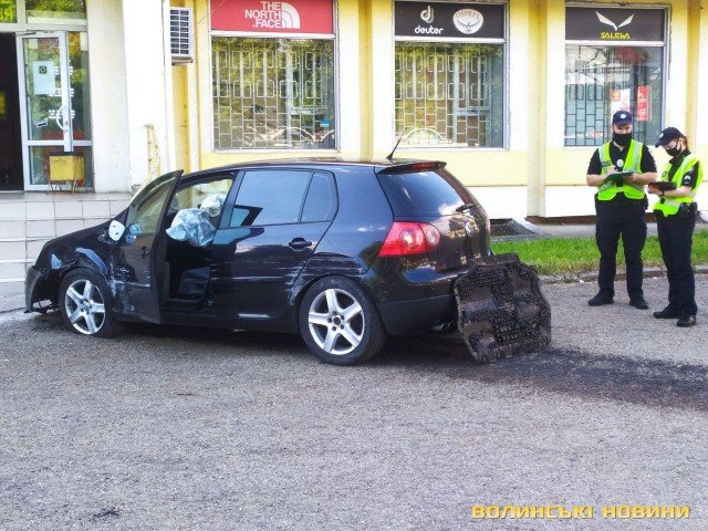 У Луцьку Volkswagen влетів у сходи туристичного магазину. ФОТО