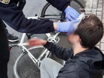 Луцька патрульна надала першу медичну допомогу чоловіку, який впав з велосипеда і поранився