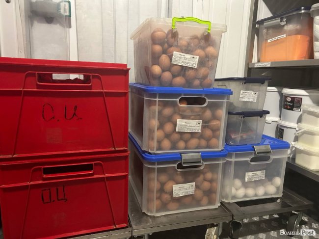 У яких умовах готують і зберігають їжу в «Пузатій хаті»: кухню ресторану показали зсередини. ФОТО