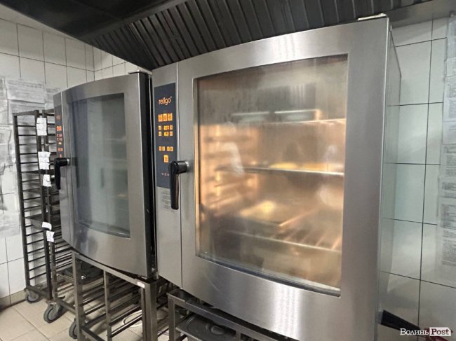 У яких умовах готують і зберігають їжу в «Пузатій хаті»: кухню ресторану показали зсередини. ФОТО