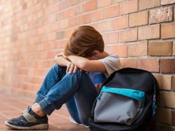 Вчитель зацькував: на Одещині підліток у школі порізав собі горло ножем