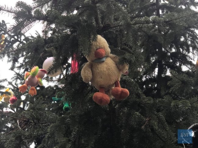 «Неподобство»: після обурення людей ялинку у місті на Волині «переодягнуть». ФОТО