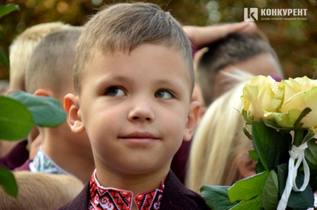 Кульки, бантики і квіти: як луцька школа №1 святкувала перше вересня. ФОТО