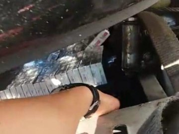 На волинській митниці в автомобілі знайшли тисячу пачок контрабандних цигарок. ФОТО