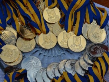 Повідомили, скільки учнів цьогоріч закінчили школи Луцька з медалями