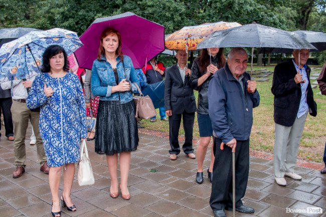 Скорбота і квіти: у Луцьку вшанували жертв війни. ФОТО