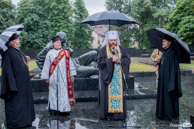 Скорбота і квіти: у Луцьку вшанували жертв війни. ФОТО